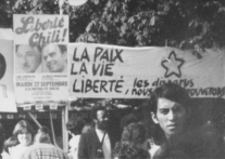 Víctor Muñoz al exterior del Instituto Popular Franco Chileno de París, en el marco de la mesa redonda "La création artistique latinoaméricaine face à l´imperialisme", 1977 [Fotografía atribuida a Felipe Ehrenberg]